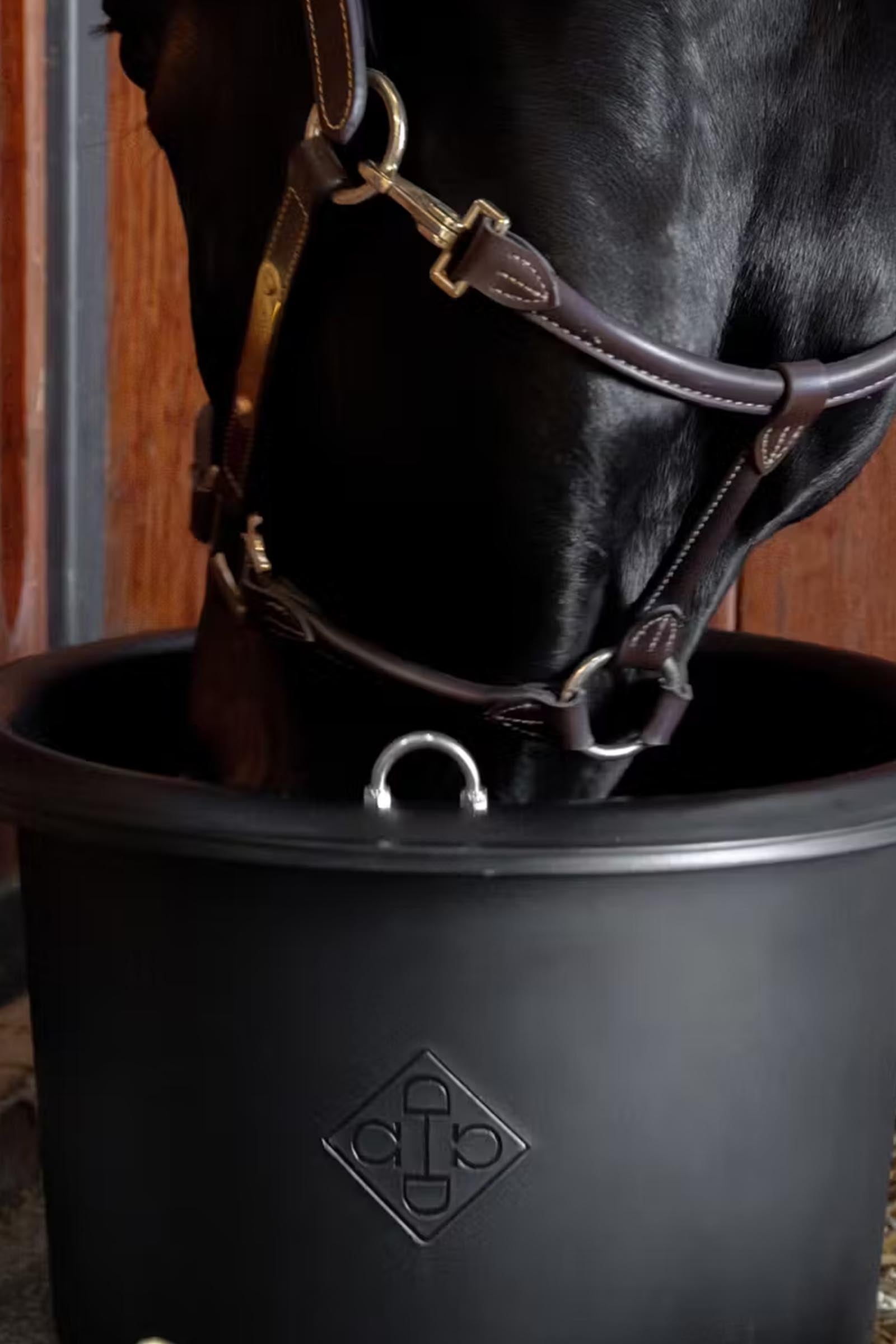 Grooming Deluxe Feed Bucket, 25 L Horse Feeders & Waterers