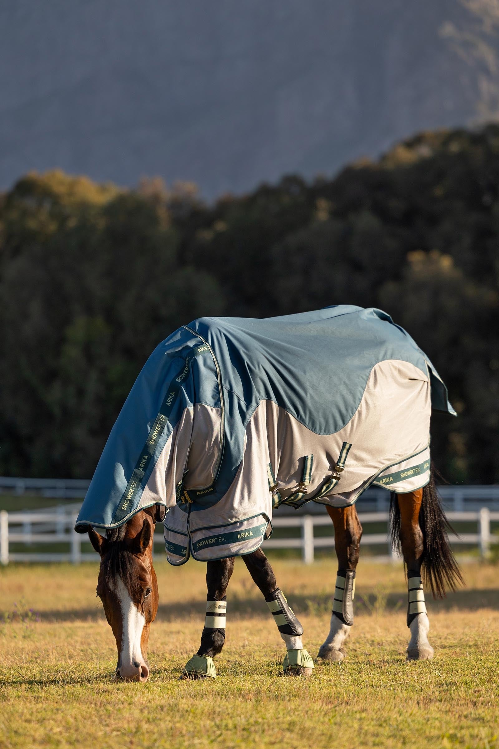 LeMieux Arika Camo Shower-Tek vliegendeken met afneembare hals Paardendekens